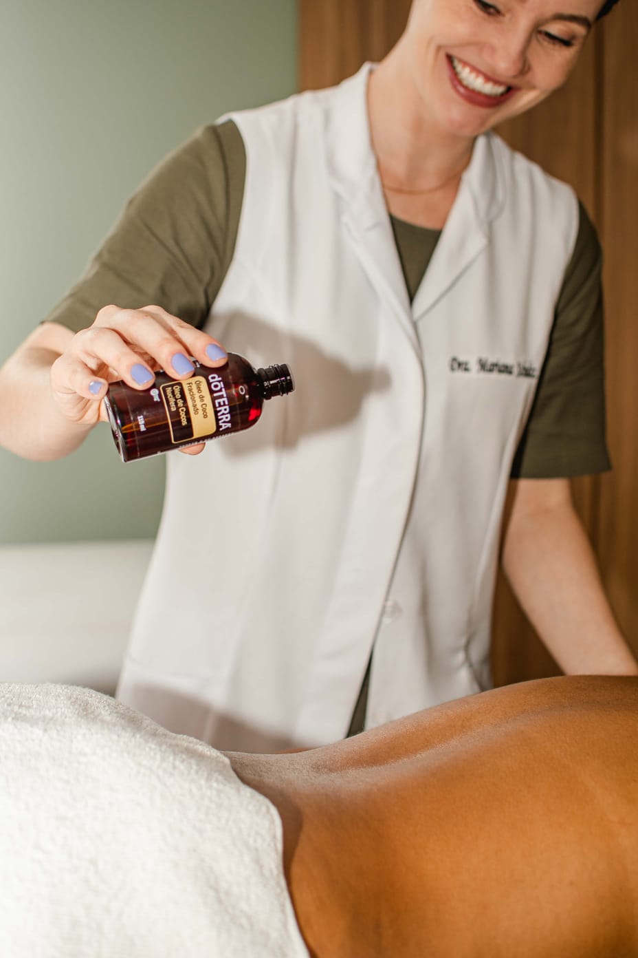 Dra. Mariana realizando intervenção manual com óleo essencial doTERRA®